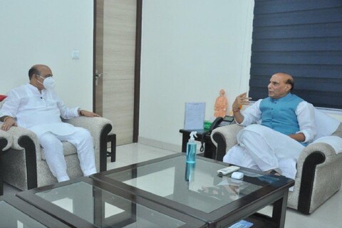 दिल्‍ली पहुंचे कर्नाटक के नए मुख्‍यमंत्री बसवराज बोम्‍मई रक्षामंत्री राजनाथ सिंह से बातचीत करते हुए.  
