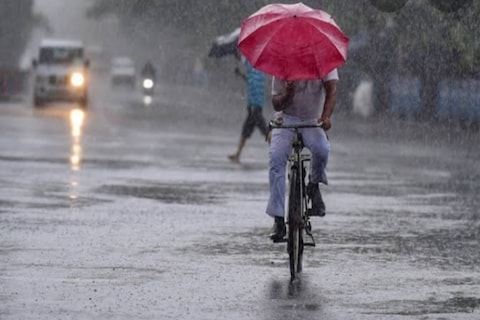 Bihar Monsoon Update: बिहार में फिर सक्रिय हुआ मानसून, इन 5 जिलों में  वज्रपात के साथ भारी बारिश का अलर्ट जारी Monsoon again active heavy rain  alert with thunderstorms in Katihar Purnia