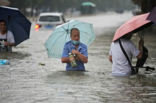 बाढ़ में डूबी है चीन की आईफोन सिटी, 24 घंटे में 18 इंच हुई बारिश |china  iphone city zhengzhou flooded 18 inches of rain in 24 hours– News18 Hindi