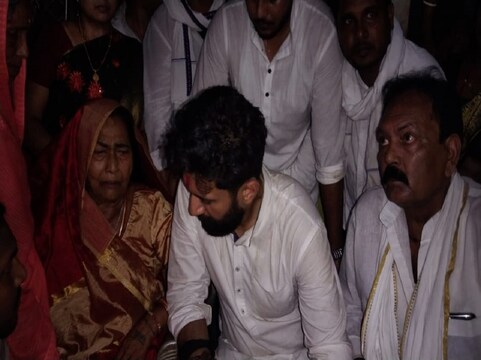 खगड़िया के शहरबन्नी में अपनी बड़ी मां राजकुमारी देवी के साथ चिराग पासवान. 