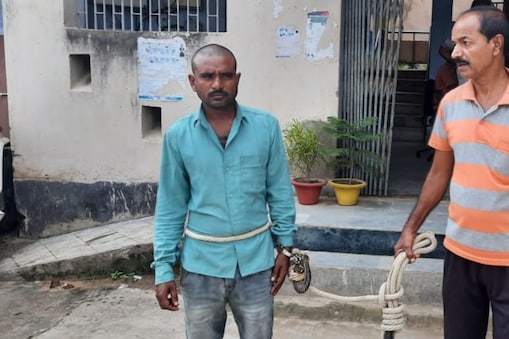 दानापुर में बहू के प्यार में बेटे की हत्या करने वाले आरोपी पिता को पुलिस ने गिरफ्तार कर लिया है. दानापुर में बहू के प्यार में बेटे की हत्या करने वाले आरोपी पिता को पुलिस ने गिरफ्तार कर लिया है.