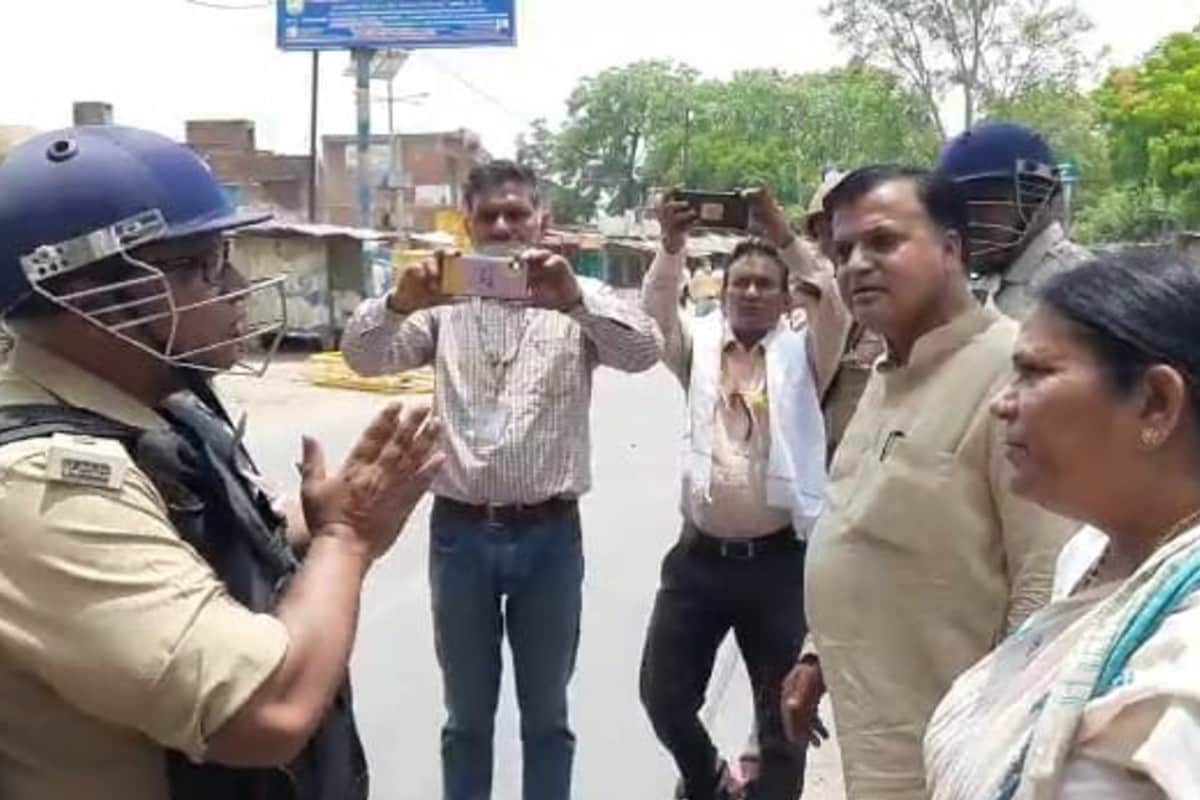 Etawah Fierce uproar between block chief elections, Firing, BJP slaps