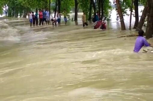 मोतिहारी में दुधौरा नदी बांध टूट जाने से गांवों में घुसा पानी. मोतिहारी में दुधौरा नदी बांध टूट जाने से गांवों में घुसा पानी.