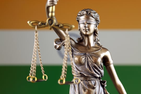 भारत के अधिकांश कानून (Indian Laws) 150 से भी ज्यादा साल पुराने हैं जिन्हें मैकालने ने बनाया था. (प्रतीकात्मक तस्वीर: shutterstock)