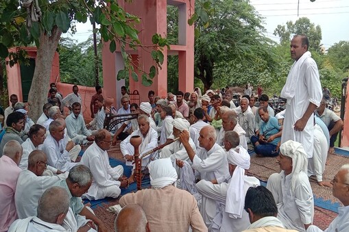 खाप की बैठक में मौजूद लोग. खाप की बैठक में मौजूद लोग.