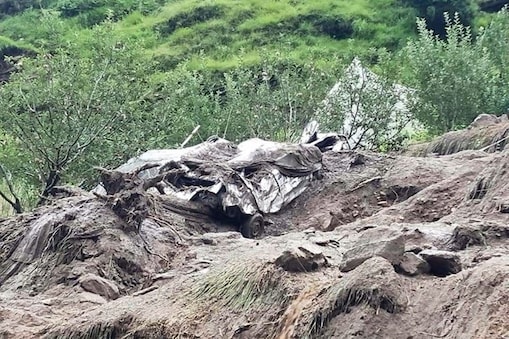 कुल्लू में भारी बारिश के बाद मलबे में दबी कार. कुल्लू में भारी बारिश के बाद मलबे में दबी कार.