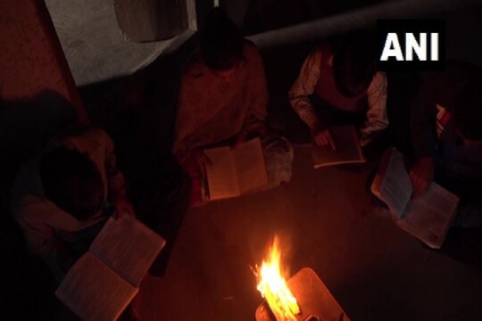 उधमपुर के लाढा गांव में मशाल की रोशनी में पढ़ते बच्चे (Photo-ANI)