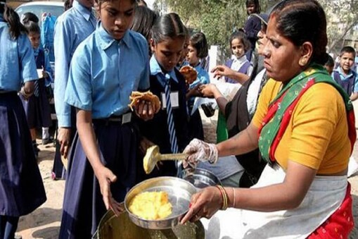 भाजपा शासित नगर निगम ने अपने स्कूलों में मिड डे मील का राशन नहीं बांटा है, पिछला पूरा साल निकल गया है. (File Photo) भाजपा शासित नगर निगम ने अपने स्कूलों में मिड डे मील का राशन नहीं बांटा है, पिछला पूरा साल निकल गया है. (File Photo)
