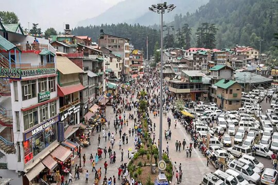 हिमाचल प्रदेश में कोरोना प्रतिबंधों में छूट के बाद मनाली के माल रोड पर पर्यटकों की भीड़. (पीटीआई)
