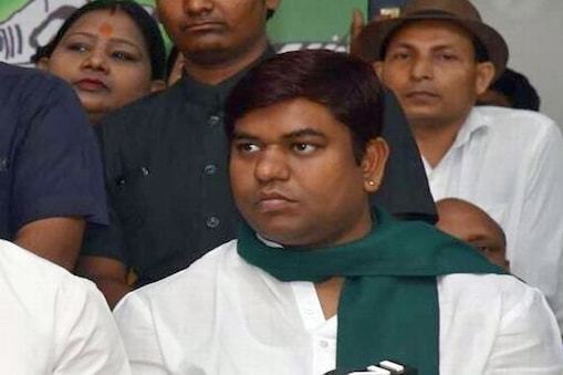 वीआईपी नेता और बिहार सरकार के मंत्री मुकेश सहनी ने अब यु-टर्न ले लिया है. वीआईपी नेता और बिहार सरकार के मंत्री मुकेश सहनी ने अब यु-टर्न ले लिया है.