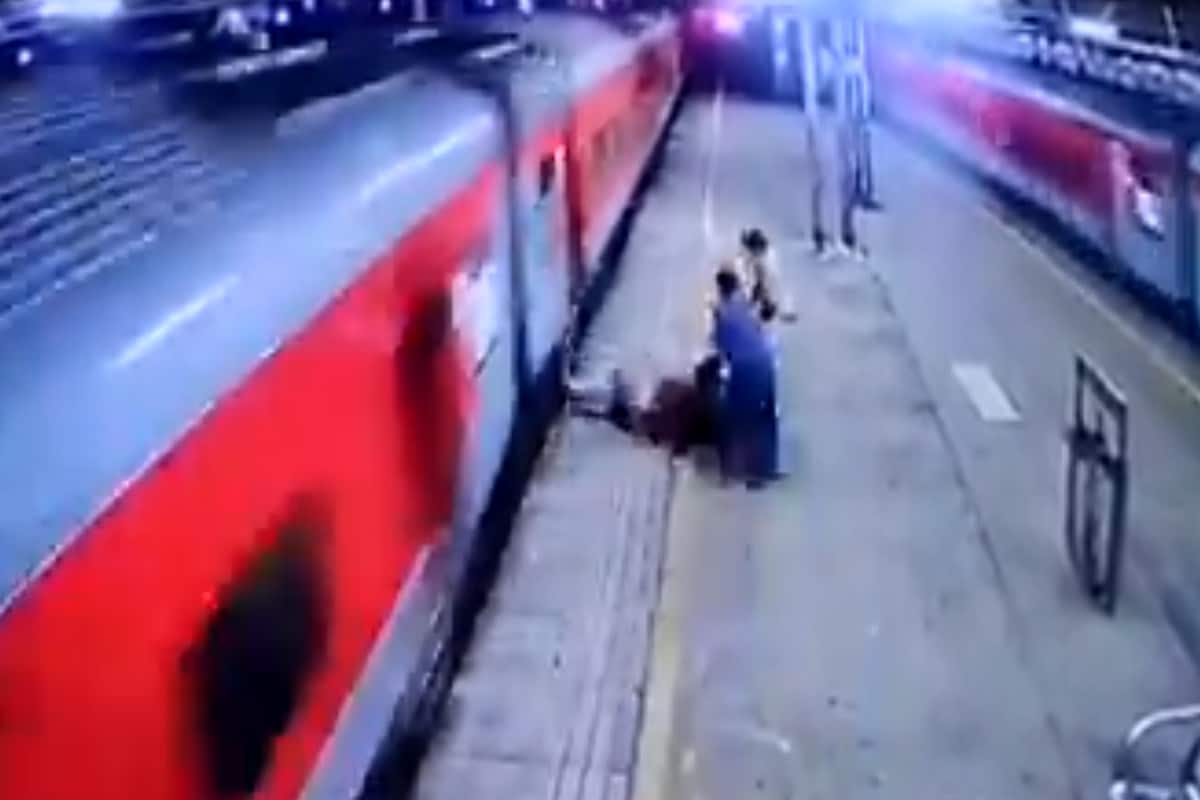 चलती ट्रेन से उतरने की कोशिश में गिरा यात्री, ट्रेन-प्लेटफॉर्म के बीच फंसा; RPF जवान ने बचाई जान, Video Viral
