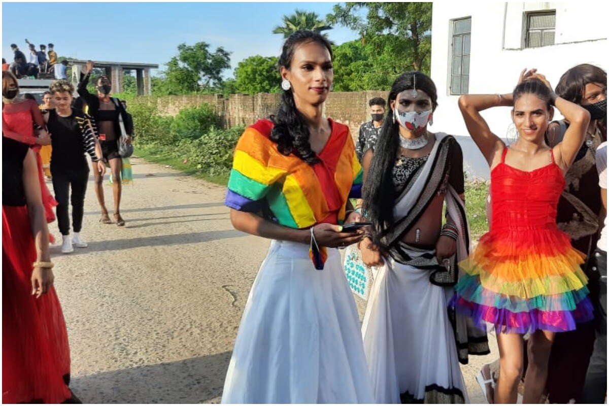  इस परेड में समलैंगिक और ट्रांसजेंडर समुदाय के व्यक्ति अपनी पहचान के साथ इसलिए आए थे, ताकि उन्हें सामाजिक स्वीकार्यता और पारिवारिक स्वीकार्यता की आवश्यकता है. वहीं, इस कार्यक्रम में ब्रोमांस क्लब के भी साथी मौजूद थे. उन्‍होंने आवाज लगाई,' दुनिया सतरंगी है, आई एम गे इट्स ओके.'