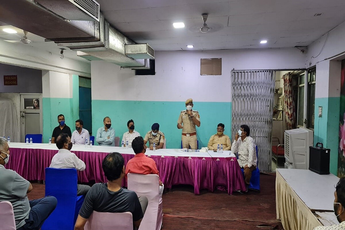 Delhi Police: शाहदरा जिला के नवनियुक्त DCP के सामने RWA ने रखीं समस्याएं, जल्द समाधान का आश्वासन 1 शाहदरा जिला के नवनियुक्त पुलिस उपायुक्त आईपीएस आर. सत्य सुन्दरम का सम्मान समारोह व जन संवाद कार्यक्रम आयोजित किया गया. Delhi Police, Delhi Crime, Delhi News, Shahdara District, DCP, RWA, दिल्ली पुलिस, दिल्ली अपराध, दिल्ली समाचार, शाहदरा जिला, डीसीपी, आरडब्लूए