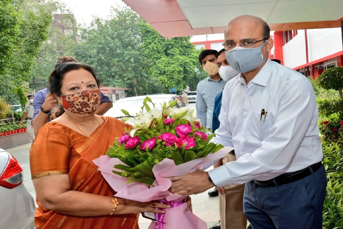 केंद्रीय रेल राज्यमंत्री दर्शना विक्रम जरदोश ने पदभार संभालने के बाद पहली बार नई दिल्ली स्थित नार्दन रेलवे सेंट्रल अस्पताल का दौरा किया है. Indian Railways, Railway News, IRCTC, Northern Railway Central Hospital, Narendra Modi, Darshana Vikram Jardosh, Coronavirus, COVID-19,भारतीय रेलवे, रेलवे समाचार, आईआरसीटीसी, नॉर्दन रेलवे केंद्रीय अस्पताल, नरेंद्र मोदी दर्शना विक्रम जरदोश, कोरोना वैक्सीनेशन, कोविड-19