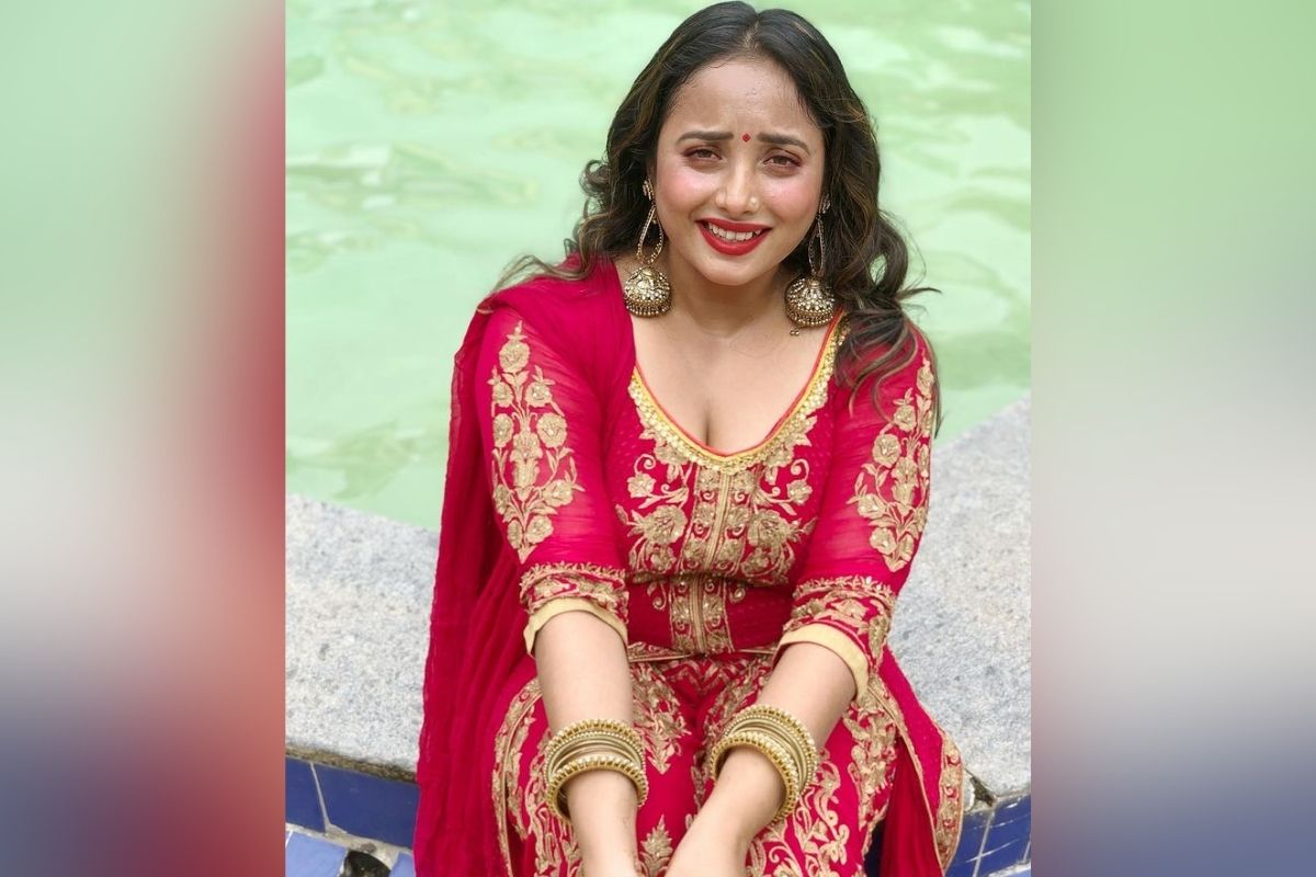 वहीं, रानी ने दूसरी पोस्ट को शेयर करने के साथ ही लिखा, 'लाल रंग जचता है क्यों?' एक्ट्रेस की इन फोटोज को 20 हजार से भी ज्यादा लाइक्स मिल चुके हैं.