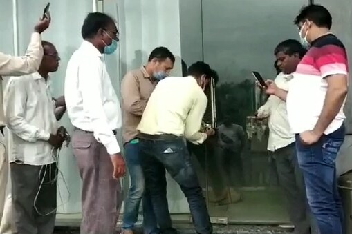 कुछ दिनों पहले पकड़ा गया था सेक्स रैकेट. शनिवार होटल मेपल्स ब्लू कर दिया गया सील. कुछ दिनों पहले पकड़ा गया था सेक्स रैकेट. शनिवार होटल मेपल्स ब्लू कर दिया गया सील.