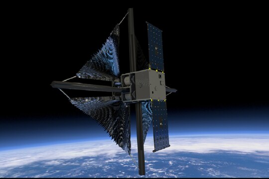 यह पहली बार है जब जूते के डिब्बे के आकार का अंतरिक्ष यान (Spacecraft) सौर विकरण से चलेगा. (प्रतीकात्मक तस्वीर: NASA)