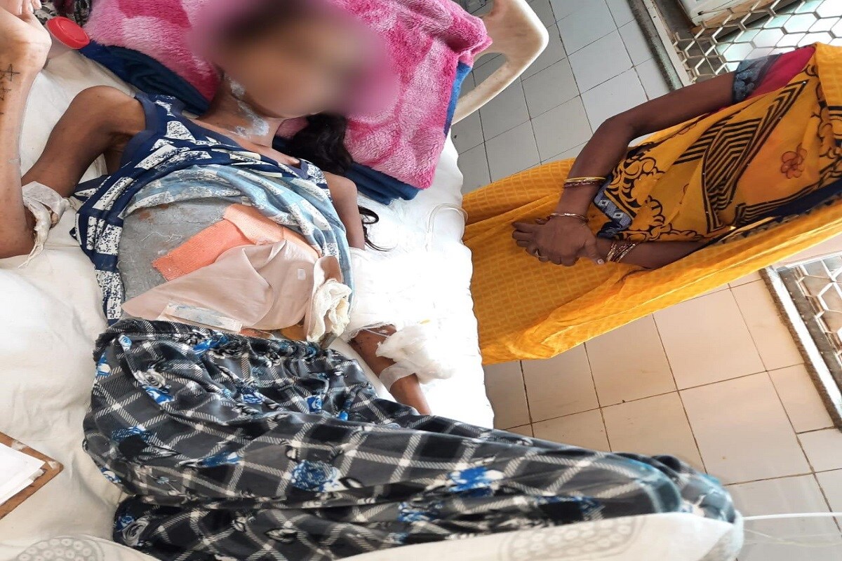 Acid Attack in Delhi: मध्य प्रदेश के बाद अब दिल्ली में महिला को ससुराल वालों ने पिलाया तेजाब, पीड़िता से मिलने पहुंची मालीवाल 1 दिल्ली के किराड़ी इलाके में रहने वाली एक महिला को उसके ससुराल वालों ने जनवरी माह में जबरन तेजाब पिलाया था. Delhi Commission for Women, DCW, Acid Attack, Kirari Area, Madhya Pradesh, Delhi Police, दिल्ली महिला आयोग, डीसीडब्ल्यू, स्वाति मालीवाल, किराड़ी क्षेत्र, दिल्ली पुलिस, मध्य प्रदेश