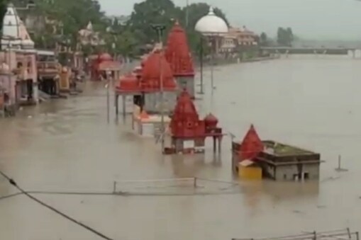 उज्जैन में लगातार कई घंटों तक बारिश से मंदिर डूब गए और कई जगहों पर जलजमाव है. प्रदेश के कई जिलों में बारिश से हाल बेहाल है. उज्जैन में लगातार कई घंटों तक बारिश से मंदिर डूब गए और कई जगहों पर जलजमाव है. प्रदेश के कई जिलों में बारिश से हाल बेहाल है.
