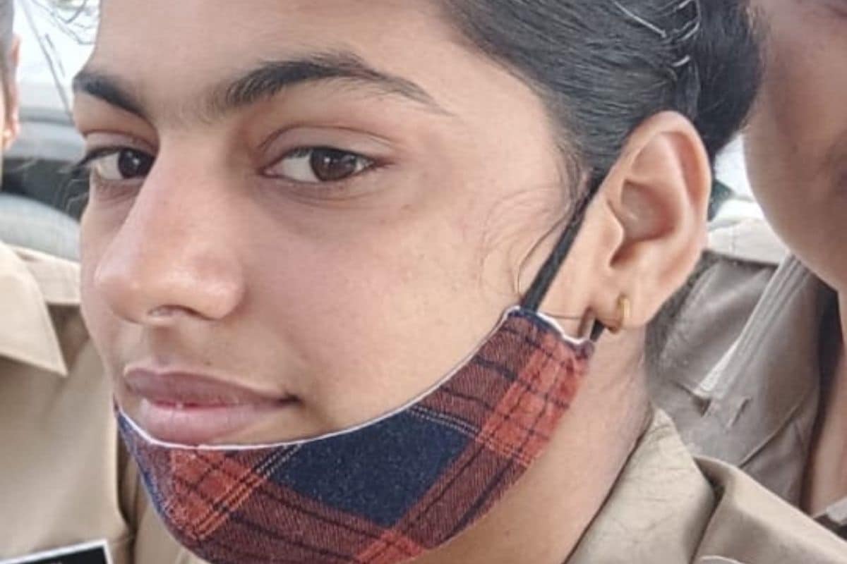 कानपुर देहात: पोस्टिंग के कुछ समय बाद महिला सिपाही ने फांसी लगाकर दी जान, मोबाइल फोन जब्त