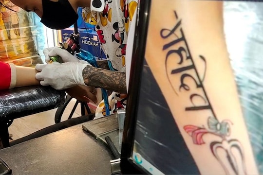Mahadev Tatoo Sawan Special: सावन में बढ़ी 'शिव Tattoo' की डिमांड, दुकान पर  युवक-युवतियों की लगी लंबी कतारdevotes demand lord shiva tatoo during savan  2021 in varanasi upns – News18 हिंदी
