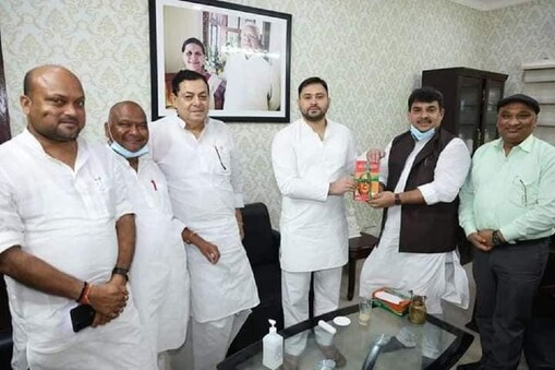 राजद नेता तेजस्वी यादव से मुलाकात करते जेडीयू के पूर्व विधायक मंजीत सिंह राजद नेता तेजस्वी यादव से मुलाकात करते जेडीयू के पूर्व विधायक मंजीत सिंह