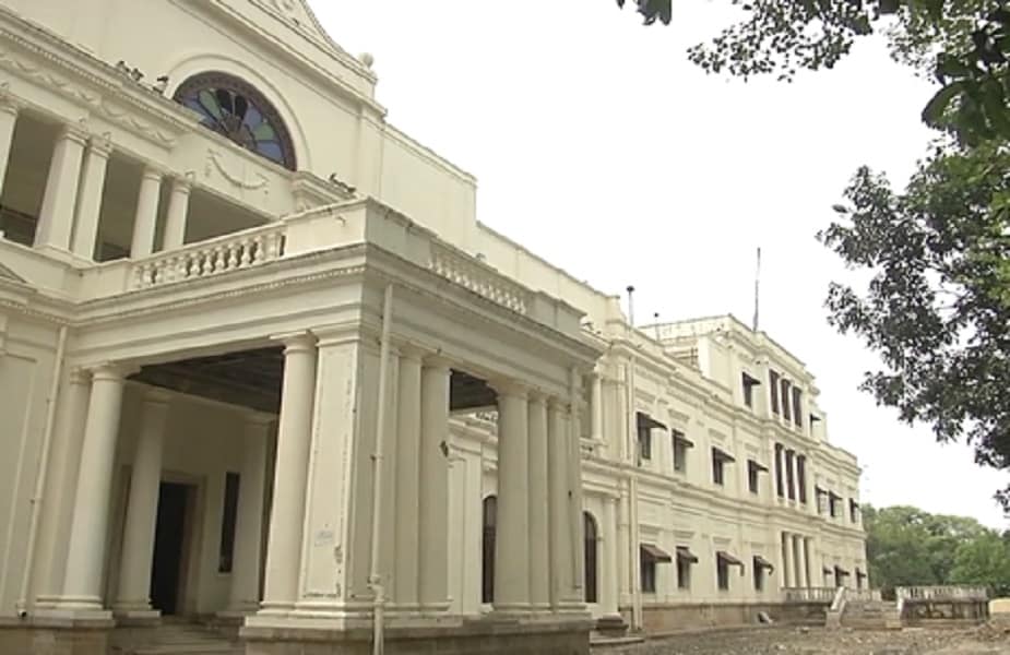  लाल बाग को भोपाल के मिंटो हाल जैसा सजाया संवारा जाएगा. इसमें नक्षत्र वाटिका, योगा सेंटर भी बनाया जाएगा. इसकी ऊपरी मंजिल को पर्यटकों के रुकने के लिए गेस्ट हाउस के रूप में भी तब्दील किया जाएगा.