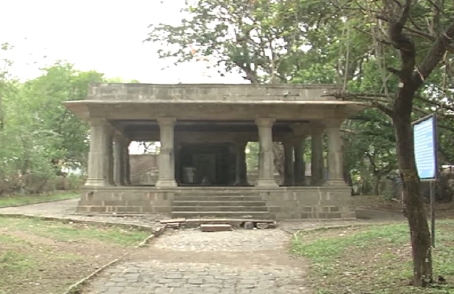  इस जगह का नाम लाल बाग पैलेस इसलिए पड़ा क्योंकि एक समय पर यहां पर भारत के सबसे अच्छे लाल गुलाब के बगीचे थे.