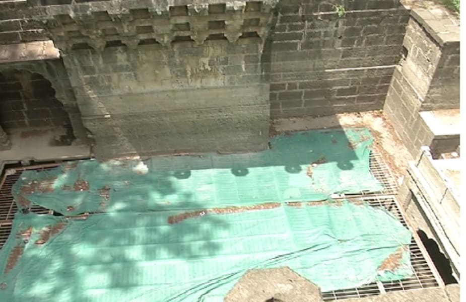  लालबाग पैलेस को नौ करोड़ रुपये की लागत से संजाने-संवारने का काम चल रहा है. इसमें पैलेस की छत के अलावा दरवाजे, खिड़कियों, दीवारों की रंगाई पुताई और कुर्सियों की मरम्मत का काम भी शामिल है. विश्व धरोहर निधि से पैलेस के अंदर की कलाकृतियों को भी रैनोवेट किया जा रहा है.