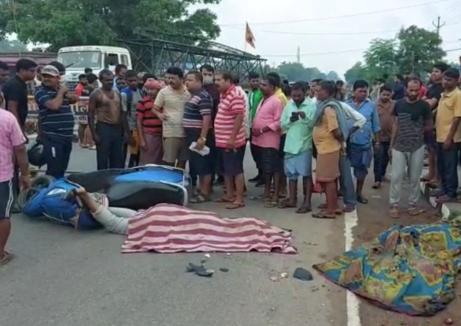 truck thrashed scooty and cycle on bokaro ramgarh nh23 in jharkhand two died बोकारोरामगढ़