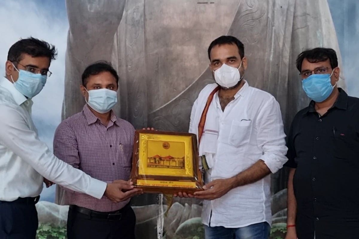 Actor Pankaj Tripathi, who reached the village for a holiday, comes from Mumbai to the village for this special reason Pankaj tripathi in Town: फिल्म अभिनेता पंकज त्रिपाठी गोपालगंज पहुंचे तो उनके साथ सेल्फी लेने के लिए युवाओं का हुजूम उमड़ पड़ा. काफी देर तक सेल्फी का दौर भी चला.