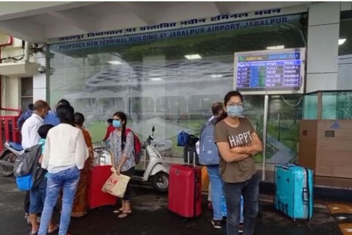 जबलपुर के डुमना एयरपोर्ट से स्पाइसजेट की दो फ्लाइट डायवर्ट करनी पड़ीं. बारिश की वजह से रनवे पर विजिबिलिटी कम थी. जबलपुर के डुमना एयरपोर्ट से स्पाइसजेट की दो फ्लाइट डायवर्ट करनी पड़ीं. बारिश की वजह से रनवे पर विजिबिलिटी कम थी.