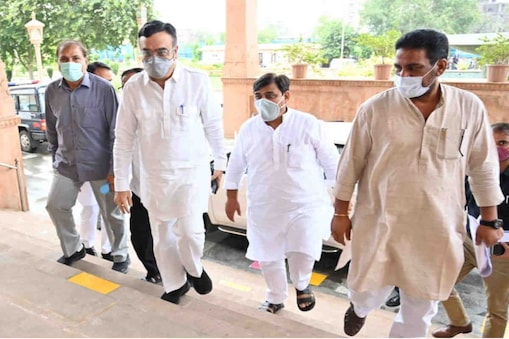 अजय माकन विधानसभा में पार्टी विधायकों से मुलाकात कर रहे हैं. अजय माकन विधानसभा में पार्टी विधायकों से मुलाकात कर रहे हैं.