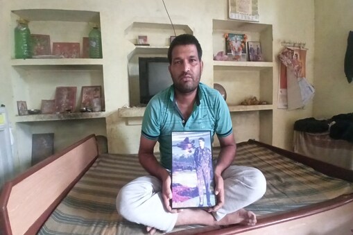 शहीद कुलदीप सिंह के भाई संदीप ने बताया कि माता-पिता को सम्मान दिलाने के लिए वे लगातार कई वर्षों से दफ्तरों के चक्कर लगाते रहे थे. शहीद कुलदीप सिंह के भाई संदीप ने बताया कि माता-पिता को सम्मान दिलाने के लिए वे लगातार कई वर्षों से दफ्तरों के चक्कर लगाते रहे थे.