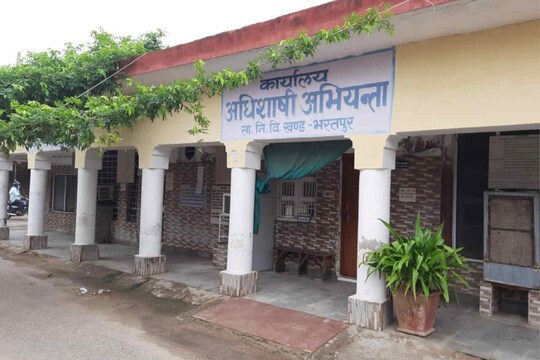 कोर्ट ने आदेश दिया था कि मृतक कर्मचारी वीरेन्द्र की बकाया रकम पर 6 प्रतिशत की ब्याज लगाकर उसके परिजनों को दी जाए. लेकिन PWD ने कोर्ट के आदेशों को अनसुना कर दिया.