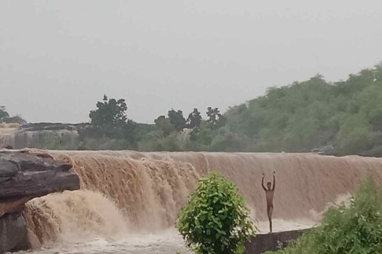 भरतपुर जिले में स्थित नदी नाले उफान मार रहे हैं.