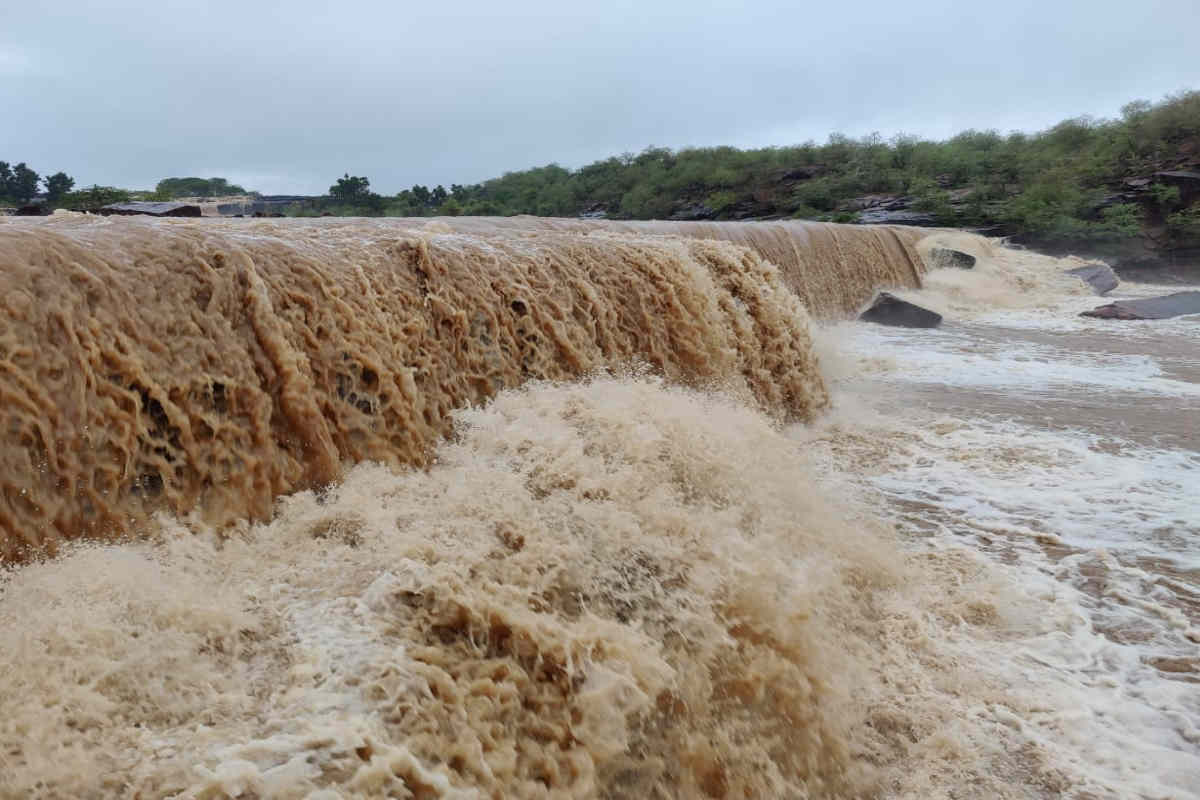 लगातार बारिश से भरतपुर शहर जलमग्न हो चुका है. ग्रामीण क्षेत्रों में भी चारों तरफ पानी ही पानी दिख रहा है. कई गांव पानी से घिर गये हैं. नदी नाले उफन रहे हैं.