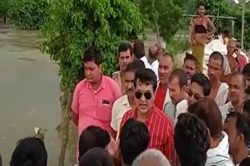 बूढ़ी गंडक के असर का मुआयना करते अहिरौलिया के अधिकारी और ग्रामीण. बूढ़ी गंडक के असर का मुआयना करते अहिरौलिया के अधिकारी और ग्रामीण.