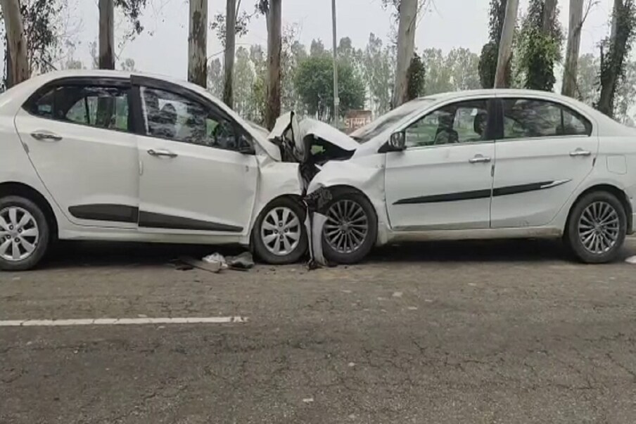  हरियाणा के करनाल जिले में काछवा रोड पर दो कारों में भीषण टक्कर हो गई. इस भीषण सड़क हादसे में 5 लोग घायल हो गए. हादसा कार द्वारा ओवरटेक करने पर हुआ.