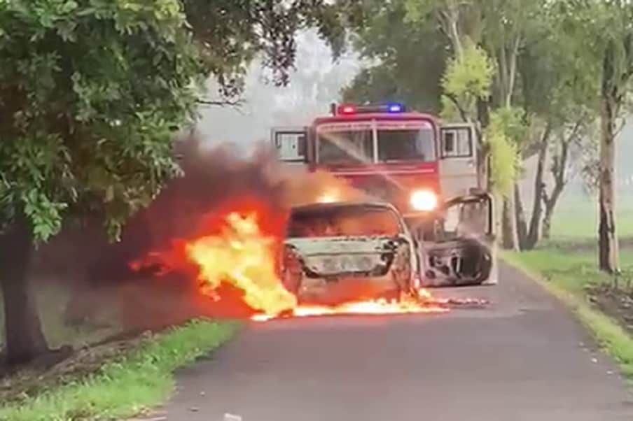  दमकल विभाग के कर्मचारियों ने मौके पर पहुंचकर आग पर काबू पाया. कार में सवार पिता-पुत्र ने मुश्किल से अपनी जान बचाई.