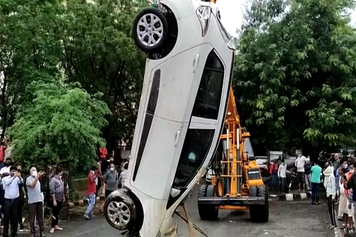 Dwarka road Water logging, car, Heavy Rain in delhi, Monsoon, Arvind Kejriwal, Delhi Government, Drainage System, Satyendar Jain, Delhi LG, Anil Baijal, दिल्ली में भी जोरदार बारिश, द्वारका, सड़क में गाड़ी धंसी, दिल्ली पुलिस, रोड़ धंसी, अरविंद केजरीवाल, दिल्ली सरकार, दिल्ली उपराज्यपाल, अनिल बैजल, मॉनसून, जलभराव, ड्रेनेज सिस्टम, सत्येंद्र जैन Driver along with the car was inside the road life survived see VIDEO Heavy Rain in delhi nodrssदिल्ली में बारिश की स्थिति को लेकर दिल्ली के उपराज्यपाल और सीएम अरविंद केजरीवाल की मीटिंग हुई है.