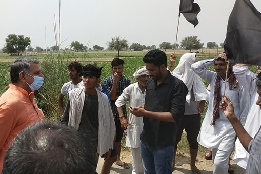 आज चरखी दादरी में किसानों ने भाजपा नेताओं और मंत्रियों को काले झंडे दिखाए और नारेबाजी की. आज चरखी दादरी में किसानों ने भाजपा नेताओं और मंत्रियों को काले झंडे दिखाए और नारेबाजी की.