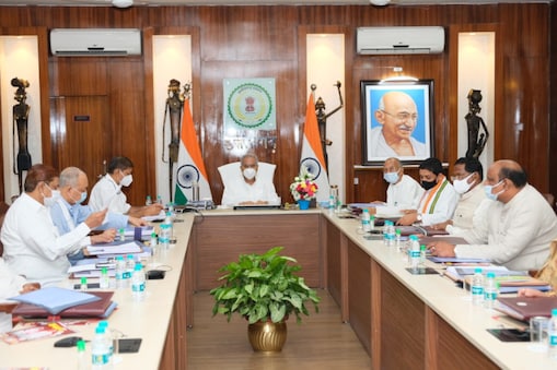 स्कूलों को लेकर भूपेश कैबिनेट में बड़ा फैसला लिया गया है. स्कूलों को लेकर भूपेश कैबिनेट में बड़ा फैसला लिया गया है.