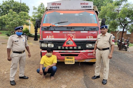पुलिस ने गांजे के साथ एक तस्कर को भी गिरफ्तार किया है. पुलिस ने गांजे के साथ एक तस्कर को भी गिरफ्तार किया है.