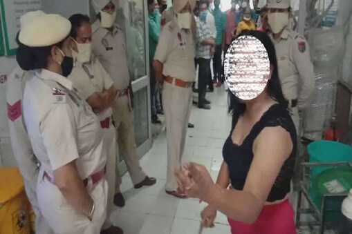 नशे में धुत युवती ने पुलिसकर्मियों के साथ की बद्तमीजी नशे में धुत युवती ने पुलिसकर्मियों के साथ की बद्तमीजी