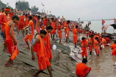  सूत्रों के हवाले से आ रही खबरों में कहा जा रहा है कि योगी और धामी के बीच कांवड़ यात्रा को लेकर जो बातचीत हुई है, उसके बाद उत्तराखंड सरकार इस यात्रा को रद्द करने के फैसले पर यू टर्न ले सकती है. इधर, उप्र के अपर मुख्य सचिव नवनीत सहगल के मुताबिक जलाभिषेक के लिए उत्तराखंड और बिहार जाने वाले श्रद्धालुओं को परेशानी न हो, साथ ही कोरोना संबंधी प्रोटोकॉल का पालन भी हो सके, इस संबंध में उत्तराखंड और बिहार से बातचीत की जा रही है. क्या होगा योगी की बात का असर?