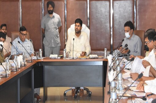 दुष्यंत चौटाला ने कहा प्रोजेक्ट्स में देरी के लिए अधिकारी होंगे जिम्मेवार. वेतन से होगी वसूली. दुष्यंत चौटाला ने कहा प्रोजेक्ट्स में देरी के लिए अधिकारी होंगे जिम्मेवार. वेतन से होगी वसूली.