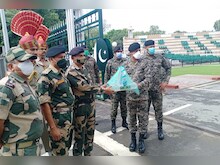 PICS: बकरीद के मौके पर BSF अधिकारियों ने पाकिस्‍तान सेना को भेंट की मिठाई