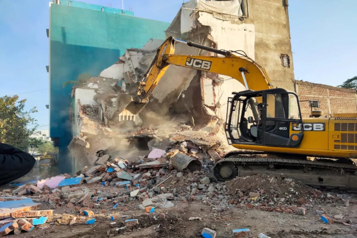 GDA illegal construction, gda, ghaziabad development authority, ghaziabad, common man issues, GDA Vice President Uttar Pradesh news, ghaziabad news, gda news, vaishali, indirapuram, koshambi, ghaziabad development authority, gda demolished, Illegal Construction in ghaziabad, toll free number , 18001801117, krishna karunesh, vc krishna karunesh, bulldozer, illegal construction, ghaziabad development authority, illegal construction, gda, krishna karunesh, vc krishna karunesh, complain to gda on this toll free number, toll free number- 18001801117, complainant, Ghaziabad News, UP News, Yogi Adityanath, CM Yogi Adityanath, against the map, not a single pillar will be allowed to be built in any building.
