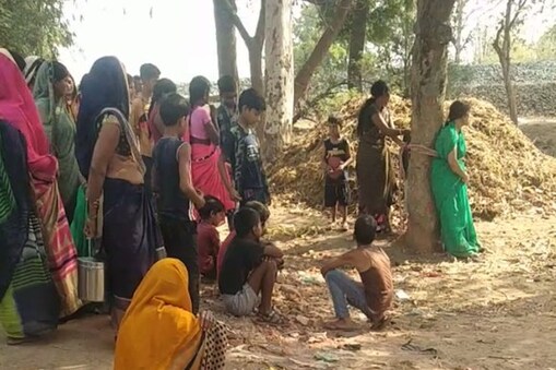 Giridih News: पीड़िता के मुताबिक वह घर में सो रही थी. उसी दौरान सुसुरालवाले और आस-पड़ोस के लोग लाठी-डंडे से लैस होकर जबरदस्ती घर घुसे और घसीटते हुए उसे चौराहे पर ले गये. वहां पेड़ में बांधकर पीटा. और कपड़े फाड़ डाले. Giridih News: पीड़िता के मुताबिक वह घर में सो रही थी. उसी दौरान सुसुरालवाले और आस-पड़ोस के लोग लाठी-डंडे से लैस होकर जबरदस्ती घर घुसे और घसीटते हुए उसे चौराहे पर ले गये. वहां पेड़ में बांधकर पीटा. और कपड़े फाड़ डाले.